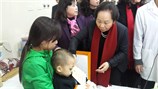 Phó Chủ tịch nước Nguyễn Thị Doan thăm và tặng quà cho trẻ em tại Khoa nhi Bệnh viện K